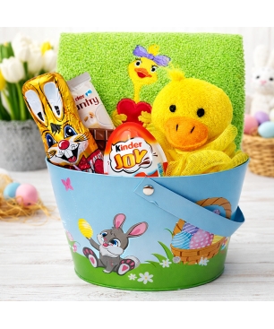 Prezent wielkanocny w koszyku – ręcznik z haftem, Kinder Joy i czekoladowy zajączek