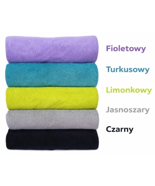 Ręcznik na siłownię obok sprzętu fitness – prezent dla aktywnego mężczyzny