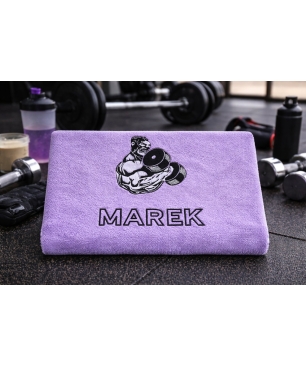 Ręcznik na siłownię obok sprzętu fitness – prezent dla aktywnego mężczyzny