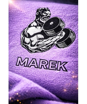 Zbliżenie haftu kulturysty z hantlami na ręczniku sportowym dla mężczyzny