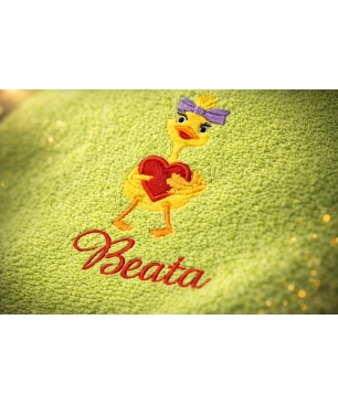 Ręcznik wielkanocny z haftowaną gąską przytulającym serce – prezent dla niej