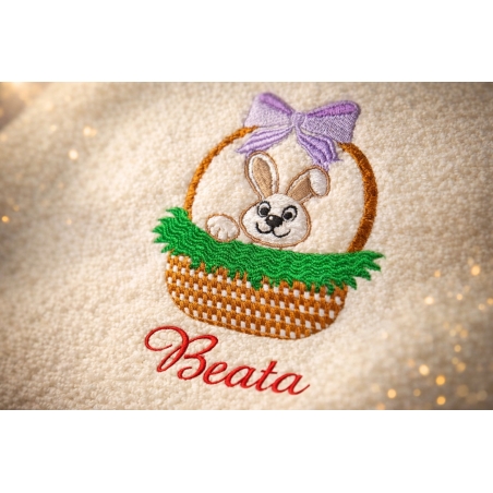 Detale haftowanego króliczka w wielkanocnym koszyczku na ręczniku prezentowym