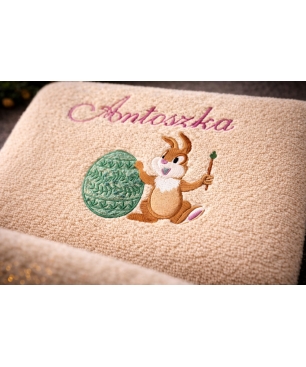 Detale haftowanego króliczka malującego pisankę na ręczniku – prezent na Wielkanoc