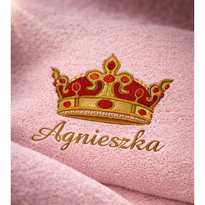 Haft złotej korony na ręczniku urodzinowym z personalizacją imienia – prezent dla królowej