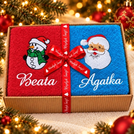 Zestaw ręczników świątecznych z haftem bałwanka i Mikołaja oraz personalizowanymi imionami